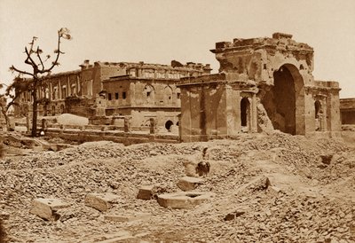 Poort en Banketzaal, Lucknow door Felice Beato